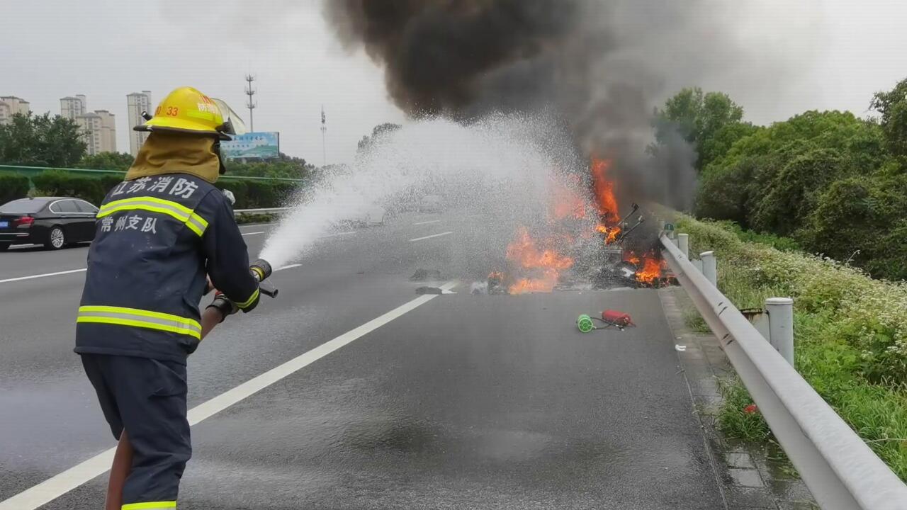 消防员到场后,立即出动水枪灭火。.jpg