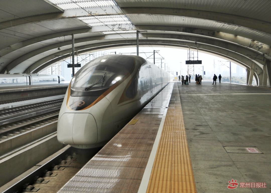 今天,首批旅客从常州北站搭乘时速350公里"复兴号"列车