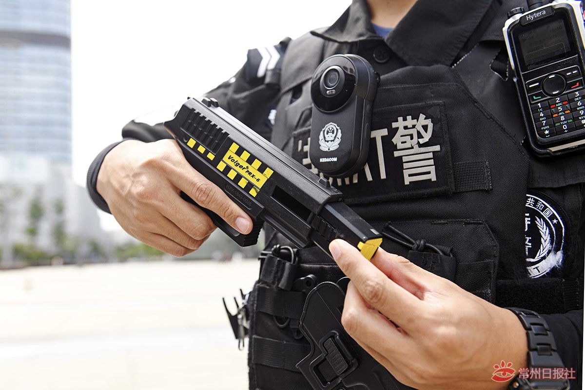 常州市公安局巡特警支队配备新型警用装备开展巡逻